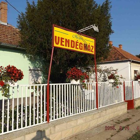 Opusztaszeri Mozes Vendeghaz Hotel Екстериор снимка