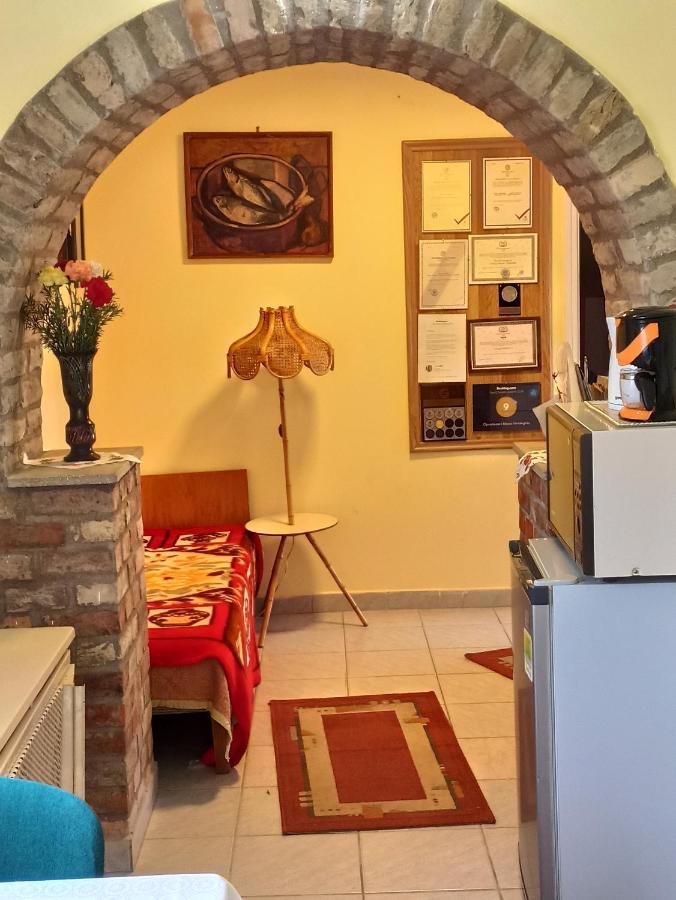 Opusztaszeri Mozes Vendeghaz Hotel Екстериор снимка