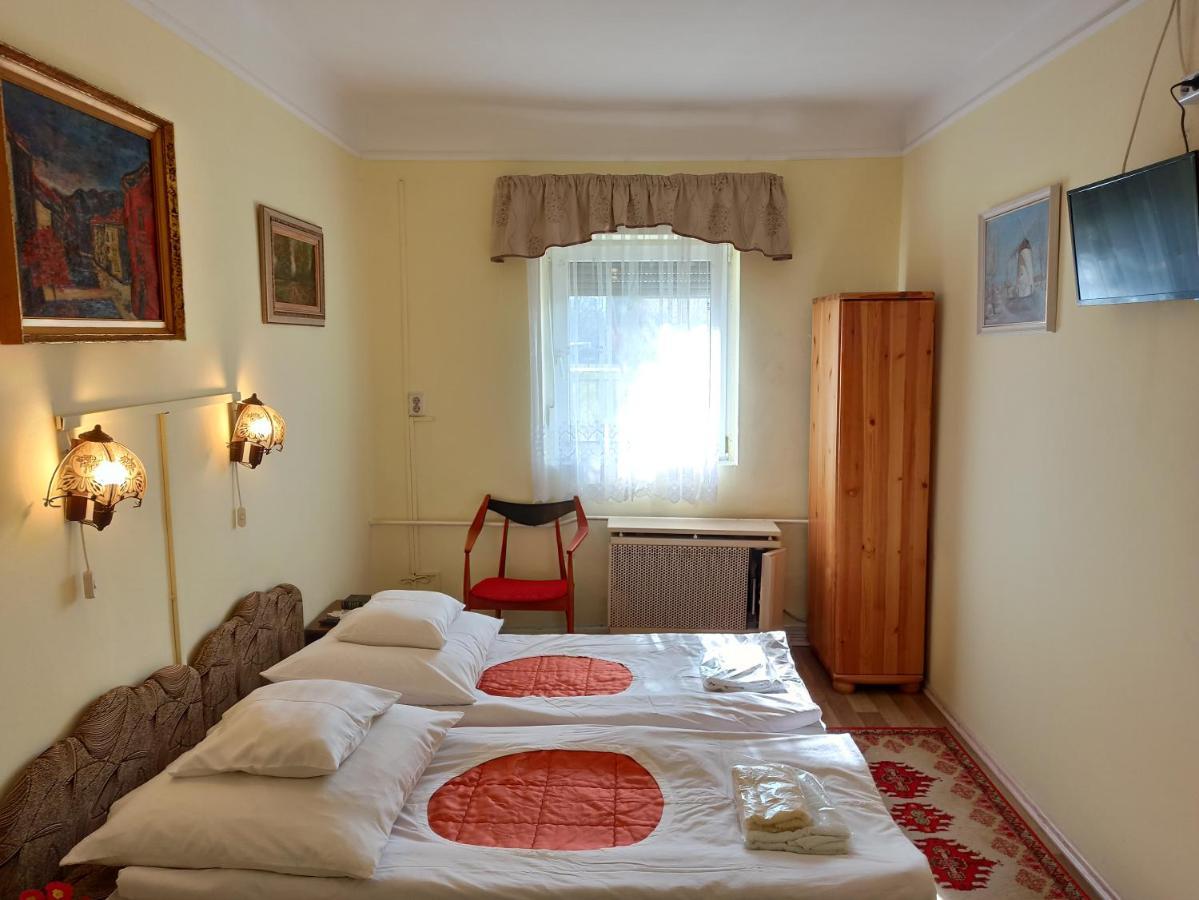 Opusztaszeri Mozes Vendeghaz Hotel Екстериор снимка
