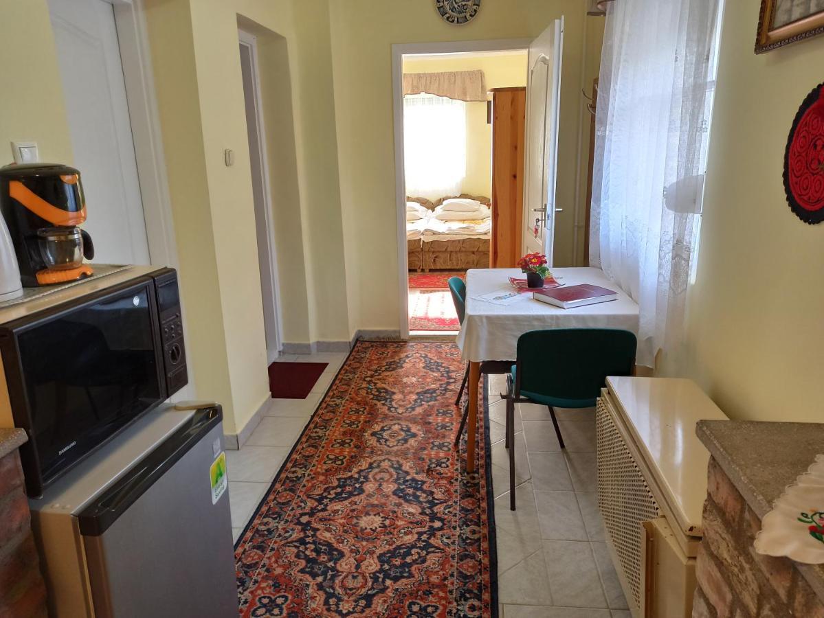 Opusztaszeri Mozes Vendeghaz Hotel Екстериор снимка