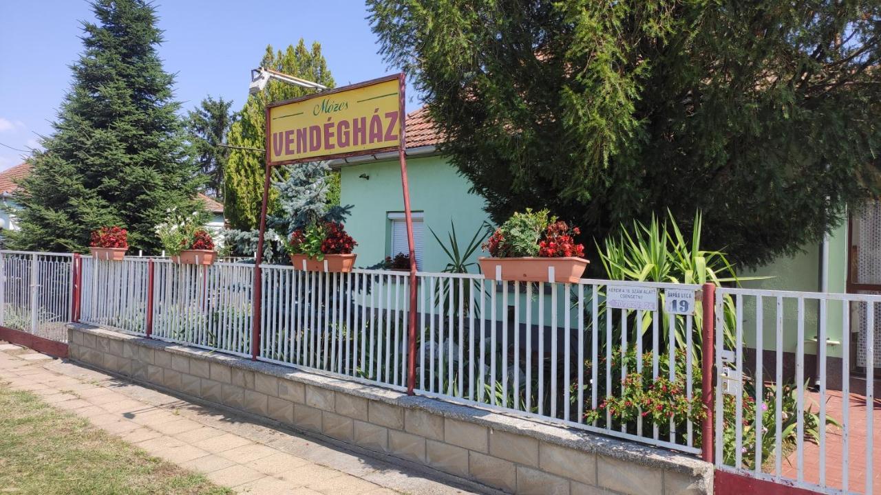 Opusztaszeri Mozes Vendeghaz Hotel Екстериор снимка