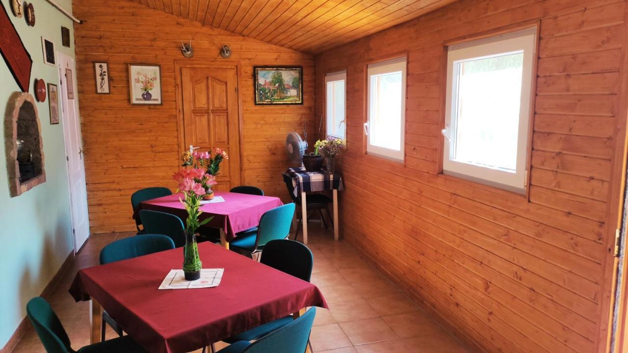 Opusztaszeri Mozes Vendeghaz Hotel Екстериор снимка