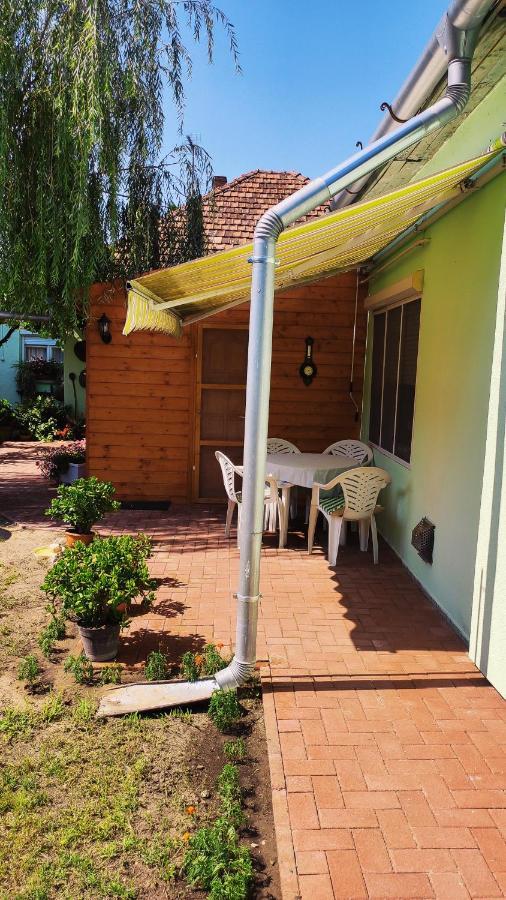 Opusztaszeri Mozes Vendeghaz Hotel Екстериор снимка