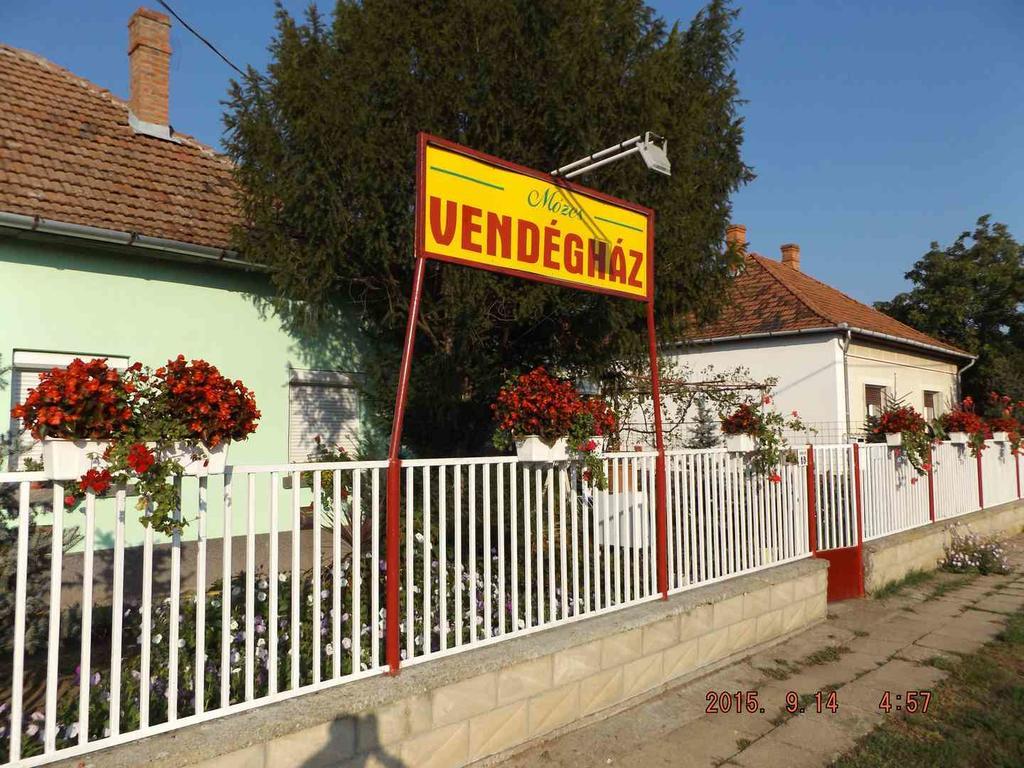Opusztaszeri Mozes Vendeghaz Hotel Екстериор снимка