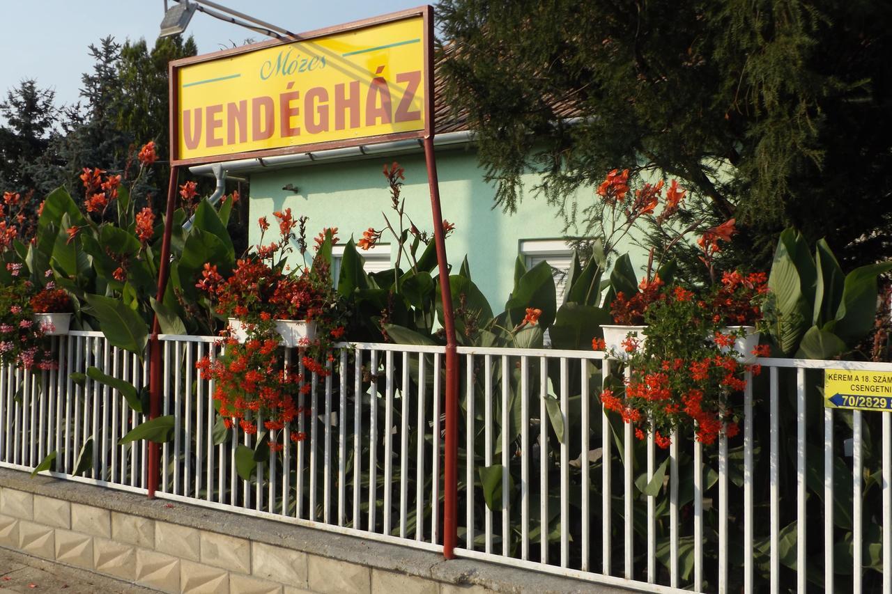 Opusztaszeri Mozes Vendeghaz Hotel Екстериор снимка
