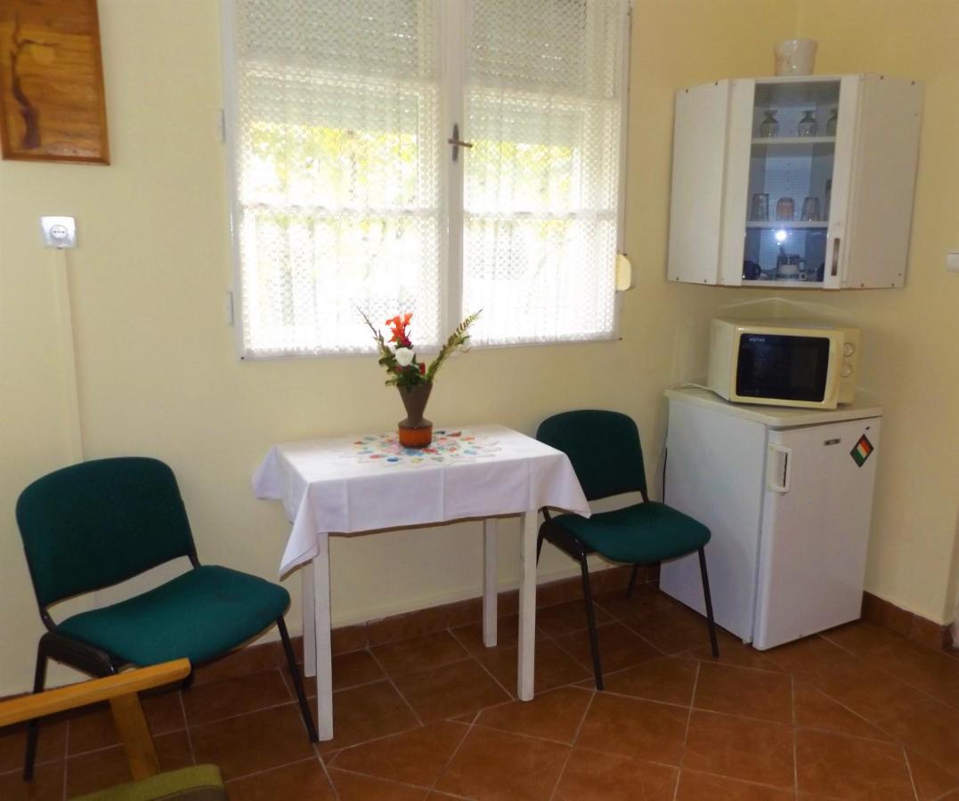 Opusztaszeri Mozes Vendeghaz Hotel Екстериор снимка