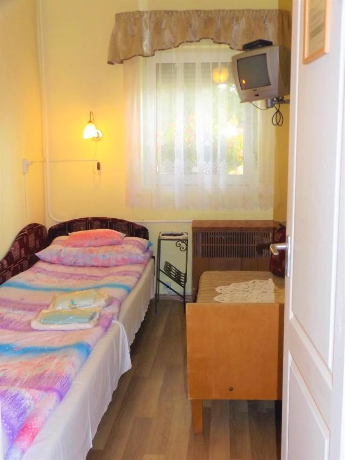 Opusztaszeri Mozes Vendeghaz Hotel Екстериор снимка