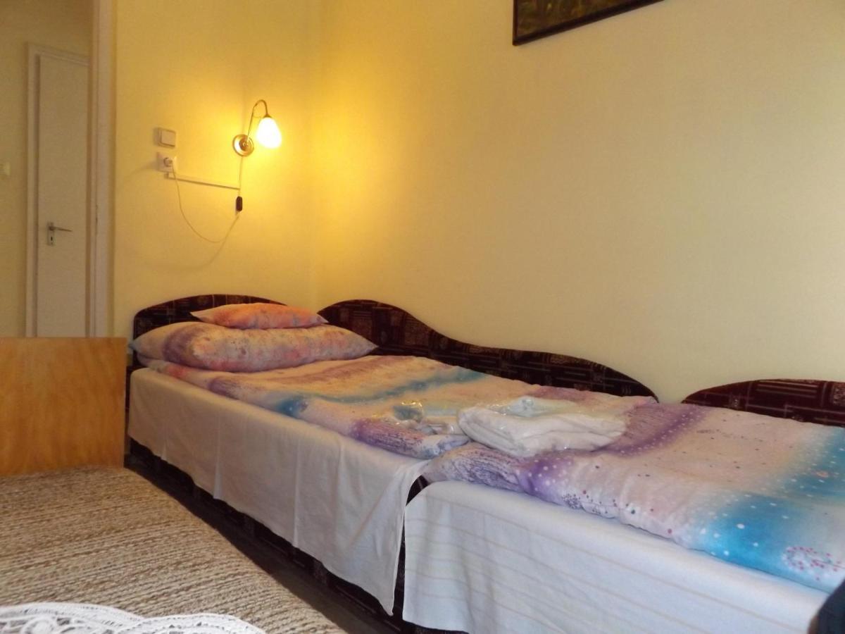 Opusztaszeri Mozes Vendeghaz Hotel Екстериор снимка